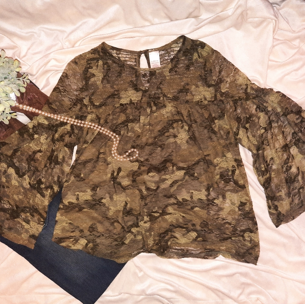 SMOCKED YOKE LACE PEASANT GREEN CAMO TOP W/BELL SLEEVES | LARGE